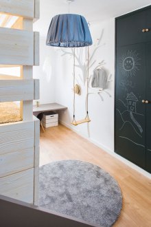 Quarto infantil em Khrushchev com móveis de madeira