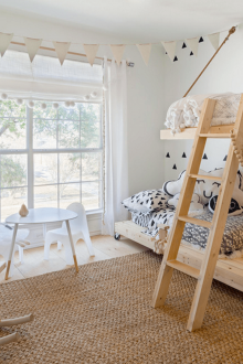 Παιδικό δωμάτιο στο Χρουστσόφ με γαλλικό παράθυρο