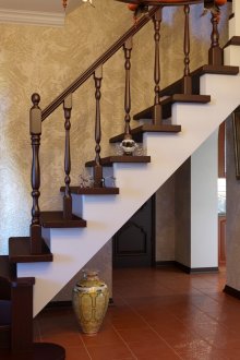 Ο σχεδιασμός των σκαλοπατιών στον δεύτερο όροφο της χώρας