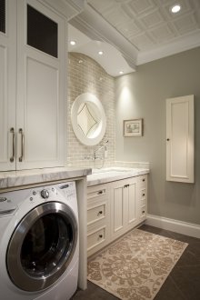 Ράτο στιλ πλυντήριο ρούχων στο μπάνιο.