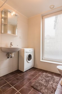 Πλυντήριο ρούχων στη γωνία του μπάνιου