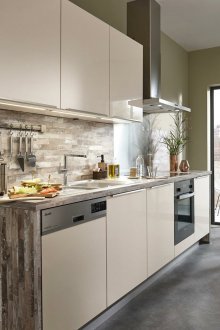 Ontwerp een kleine beige keuken