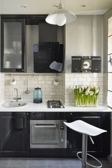 Σχεδιασμός μιας μικρής κουζίνας με έπιπλα γραφείου