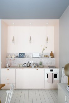 Σχεδιασμός μίας μικρής κουζίνας σε παστέλ χρώματα.