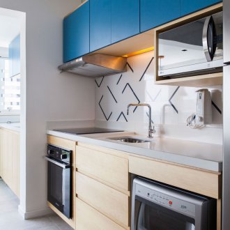 Σχεδιασμός μιας μικρής μπλε κουζίνας