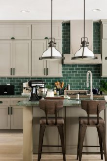 Σχεδιασμός μικρής κουζίνας με πράσινη ποδιά