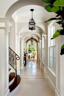 Design de corredor com arco branco