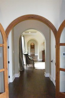 Σχεδιασμός διαδρόμου με αψίδα και πόρτες