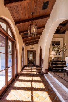 Σχεδιασμός διαδρόμου με αψίδα στο διάδρομο