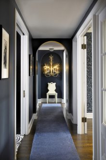 Σχεδιασμός διαδρόμου με μπλε αψίδα