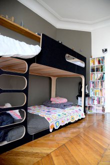 Νηπιαγωγείο για τρία παιδιά με μαύρο κρεβάτι