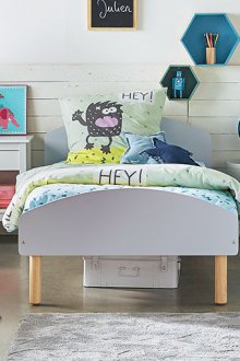 Ξύλινα έπιπλα σε ένα νηπιαγωγείο για τρεις