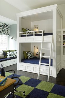 Έπιπλα γραφείου σε ένα φυτώριο για τρεις