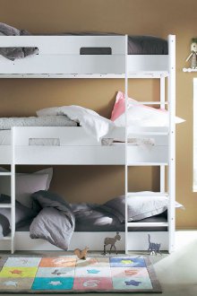 Κρεβάτι σε βρεφονηπιακό σταθμό για τρεις