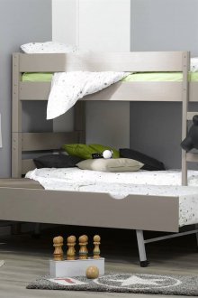 Κρεβάτι μετασχηματιστή σε ένα φυτώριο για τρεις