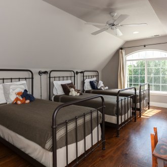 Μεγάλο κρεβάτι στη σοφίτα