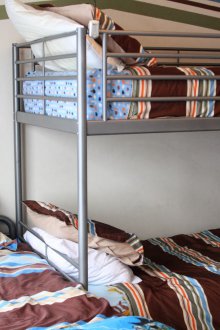 Μεταλλικό κρεβάτι σε βρεφονηπιακό σταθμό για τρεις