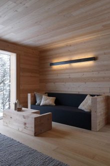 Σύγχρονο καλοκαιρινό σπίτι με μεγάλα παράθυρα