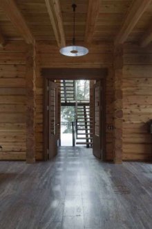 Απλό εσωτερικό του δεύτερου ορόφου του εξοχικού σπιτιού