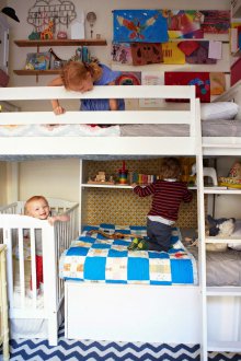 Παιδικό δωμάτιο για τρία παιδιά διαφόρων ηλικιών