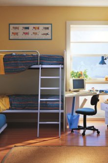 Παιδικό δωμάτιο για τρία παιδιά με τραπέζι