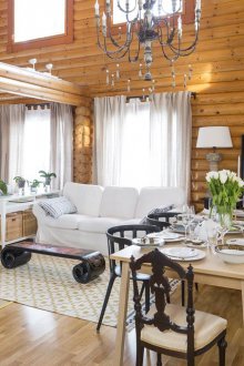 Εσωτερικό του σαλόνι-τραπεζαρία με γοτθικά στοιχεία στη χώρα των κορμών