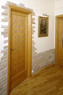 Πέτρινη επένδυση στο διάδρομο