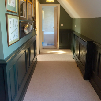 Τελειώνοντας το διάδρομο με ζωγραφισμένα πάνελ