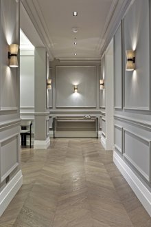 Γκρι πλακόστρωτο διάδρομο