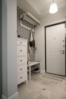 Γκρι πλακόστρωτο διάδρομο