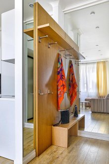 Τοίχος διακόσμηση του διαδρόμου με πάνελ με καθρέφτη