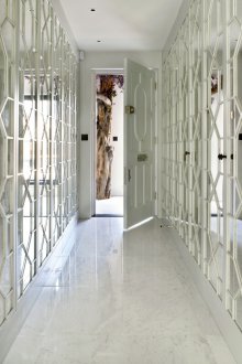 Τοίχος διακόσμηση του διαδρόμου με πάνελ καθρέφτη