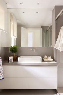 Μικρό μπεζ μπάνιο