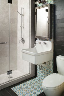 Μικρό μπάνιο με διακοσμητικό ένθετο