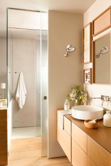 Μικρό μπάνιο με ξύλινα έπιπλα