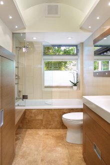 Μικρό μπάνιο με πέτρινα πλακάκια