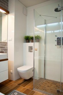 Μικρό μπάνιο με τοίχο από τούβλα