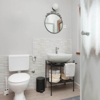 Μικρό μπάνιο με έπιπλα από σφυρήλατο σίδερο