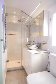 Μικρό μπάνιο με μεταλλικό νεροχύτη