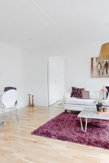 Lilac χαλί και άλλα στοιχεία στο φωτεινό εσωτερικό του καθιστικού