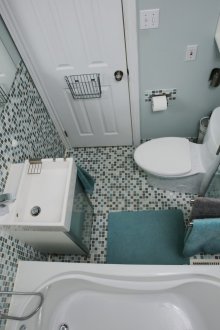 Μικρό μπάνιο με ντουλάπα