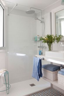 Μικρό μπάνιο με πλακάκια