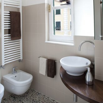 Μικρό μπάνιο με πέτρινο δάπεδο