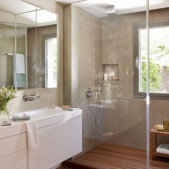 Μικρό μπάνιο με ξύλινο πάτωμα