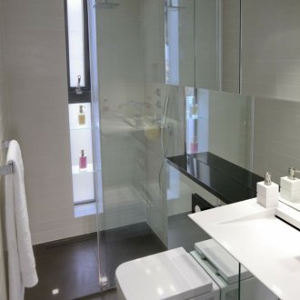 Μικρό μπάνιο με καθρέφτη