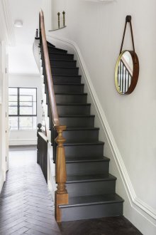 Designová chodba s černým schodištěm