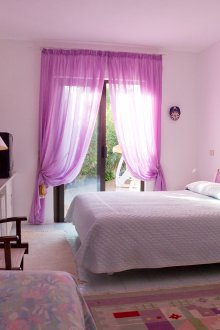 Υπνοδωμάτιο με λαμπερές κουρτίνες