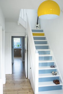 Σχεδιασμός διαδρόμου με μπλε σκάλα