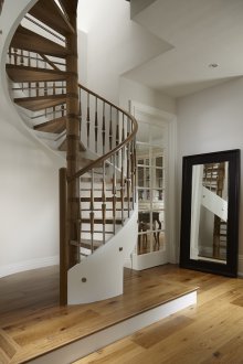 Σχεδιασμός διαδρόμου με σκάλα σε μεταλλικό πλαίσιο