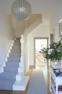 Σχεδιάστε ένα διάδρομο με σκάλα σε παστέλ χρώματα.